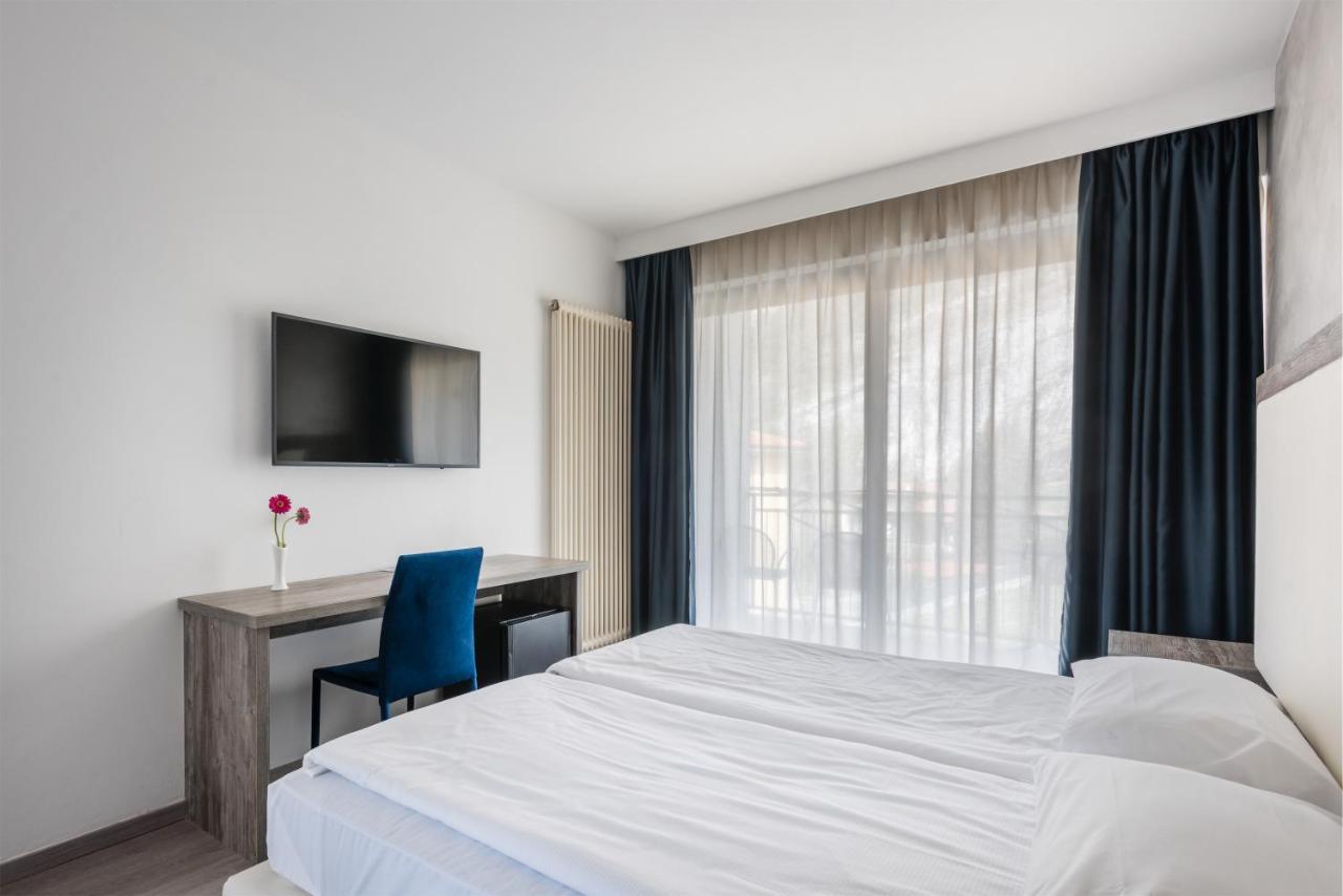 Hotel De Nac 3*